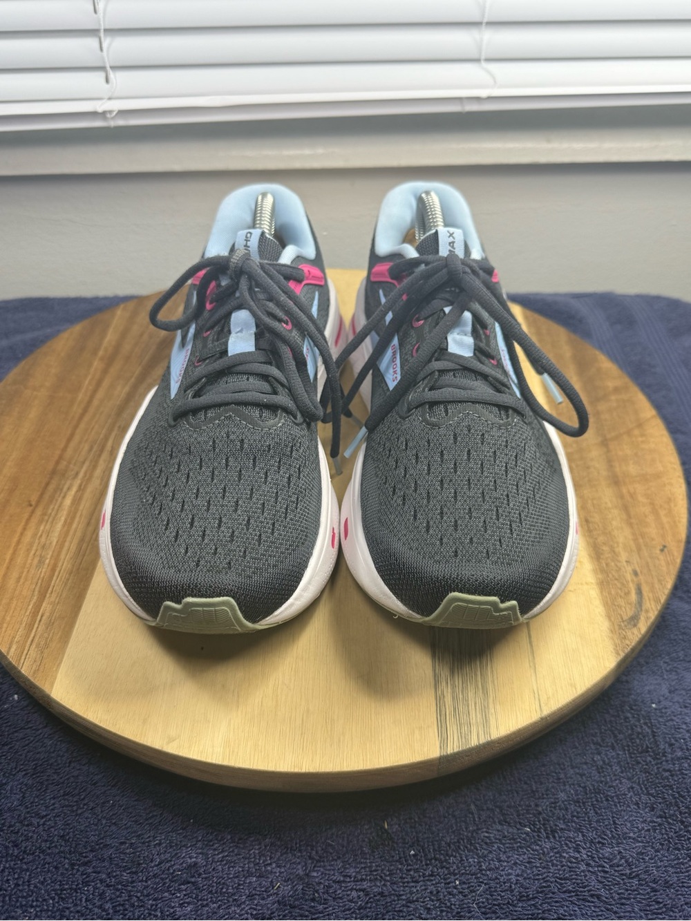 Brooks Ghost Max Black with Pink & Light Blue Accents (Women’s 7.5) - Picture 2 of 7